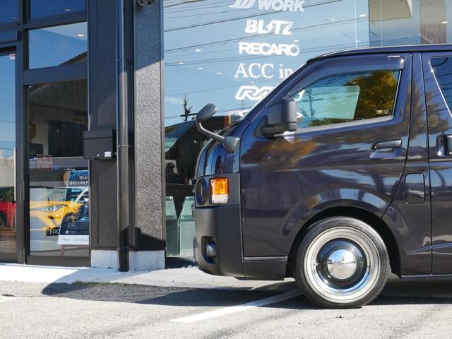 ハイエースバン スーパーＧＬ　ダークプライムＩＩ　ＦＬＥＸ　ＲｅＣｌａｓｓｉｃフェイス　ＣｌａｓｓｉｃＬＥＤテール　ベッドキット　１６インチＣｌａｓｓｉｃホイール　パノラミックビュー　純正７型ナビ　フルセグＴＶ　Ｔセーフティ　エンジンカバー　禁煙（70枚目）