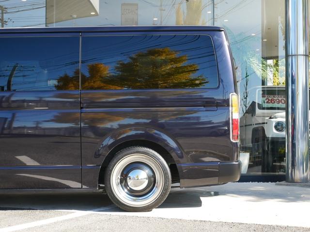 ハイエースバン スーパーＧＬ　ダークプライムＩＩ　ＦＬＥＸ　ＲｅＣｌａｓｓｉｃフェイス　ＣｌａｓｓｉｃＬＥＤテール　ベッドキット　１６インチＣｌａｓｓｉｃホイール　パノラミックビュー　純正７型ナビ　フルセグＴＶ　Ｔセーフティ　エンジンカバー　禁煙（71枚目）