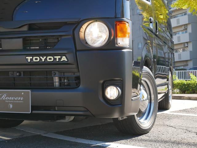 ハイエースバン スーパーＧＬ　ダークプライムＩＩ　ＦＬＥＸ　ＲｅＣｌａｓｓｉｃフェイス　ＣｌａｓｓｉｃＬＥＤテール　ベッドキット　１６インチＣｌａｓｓｉｃホイール　パノラミックビュー　純正７型ナビ　フルセグＴＶ　Ｔセーフティ　エンジンカバー　禁煙（75枚目）