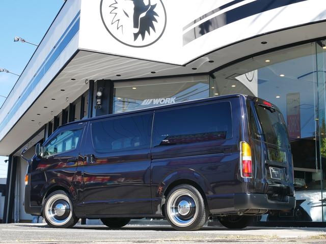 ハイエースバン スーパーＧＬ　ダークプライムＩＩ　ＦＬＥＸ　ＲｅＣｌａｓｓｉｃフェイス　ＣｌａｓｓｉｃＬＥＤテール　ベッドキット　１６インチＣｌａｓｓｉｃホイール　パノラミックビュー　純正７型ナビ　フルセグＴＶ　Ｔセーフティ　エンジンカバー　禁煙（78枚目）