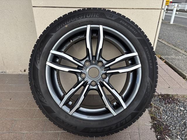 社外１７インチアルミホイールにスタッドレスタイヤを装着しております。４本セットでお渡しいたします。