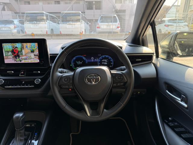 カローラ ハイブリッド　ダブルバイビー　ワンオーナー／純正ナビ／ａｐｐｌｅｃａｒｐｌａｙ／ドラレコ／走行中視聴可／ハーフレザーシート／ＥＴＣ（3枚目）