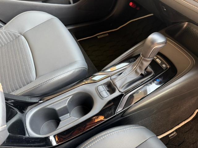 カローラ ハイブリッド　ダブルバイビー　ワンオーナー／純正ナビ／ａｐｐｌｅｃａｒｐｌａｙ／ドラレコ／走行中視聴可／ハーフレザーシート／ＥＴＣ（12枚目）