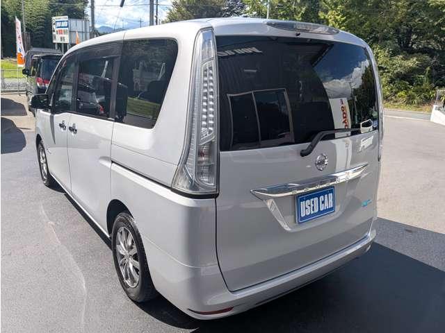 セレナ ２０Ｘ　Ｓ－ハイブリッド　８人乗り／スマートキー／ナビ地デジバックカメラ／パワースライドドア／社外アルミ／オートクルーズコントロール／ＥＴＣ／プライバシーガラス／レーンディパーチャーアラート／アイドリングストップ（4枚目）