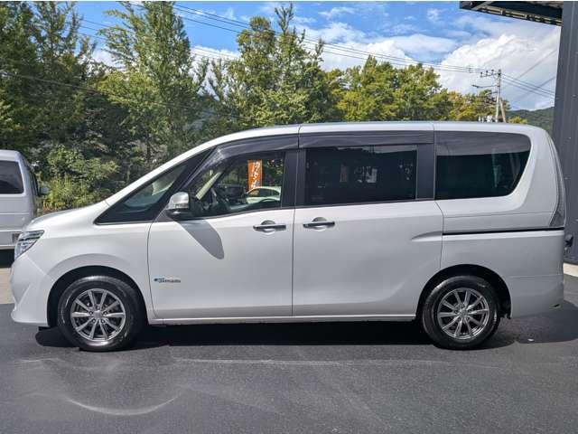 セレナ ２０Ｘ　Ｓ－ハイブリッド　８人乗り／スマートキー／ナビ地デジバックカメラ／パワースライドドア／社外アルミ／オートクルーズコントロール／ＥＴＣ／プライバシーガラス／レーンディパーチャーアラート／アイドリングストップ（8枚目）