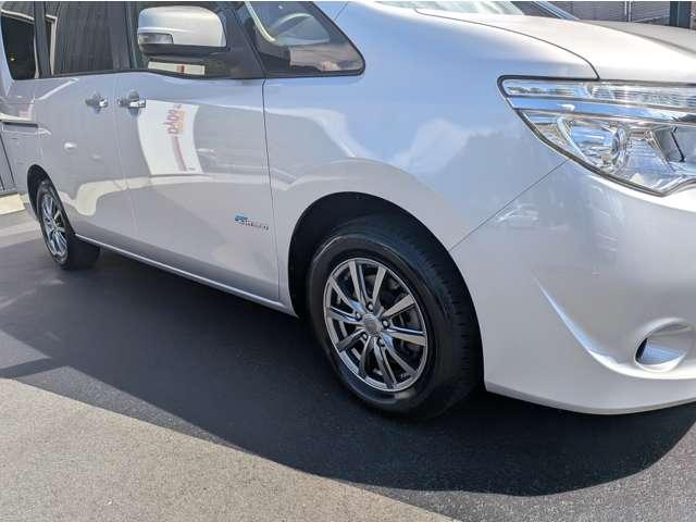 セレナ ２０Ｘ　Ｓ－ハイブリッド　８人乗り／スマートキー／ナビ地デジバックカメラ／パワースライドドア／社外アルミ／オートクルーズコントロール／ＥＴＣ／プライバシーガラス／レーンディパーチャーアラート／アイドリングストップ（9枚目）