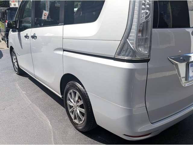 セレナ ２０Ｘ　Ｓ－ハイブリッド　８人乗り／スマートキー／ナビ地デジバックカメラ／パワースライドドア／社外アルミ／オートクルーズコントロール／ＥＴＣ／プライバシーガラス／レーンディパーチャーアラート／アイドリングストップ（12枚目）