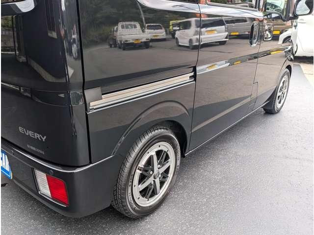 エブリイ ジョインターボ　ハイルーフ　４ＷＤ　ライトカスタム／当店デモカー社外品数点付／ローダウン／黒革調シート／１４ＲＸ－２アルミ／ワイドナビ地デジ／ＬＥＤ／ＹＯＫＯＨＡＭＡラジアルＳ３０６タイヤ／オプション４０万付き／リヤスポイラー／ダッシュ（9枚目）