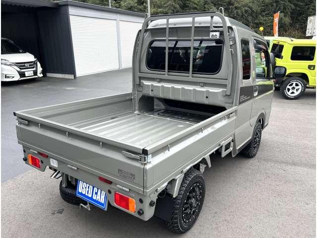 スーパーキャリイ Ｘリミテッド　３方開　４ＷＤ　Ｒ７／３月車／ライトカスタム４ＷＤ／５速／ＭＵＤバーンブラックアルミ／ＬＥＤライト＆ＬＥＤフォグ／横浜ジオランダーＫＴタイヤ／スズキセーフティサポート／キーレスエントリー／切替式４ＷＤ（5枚目）