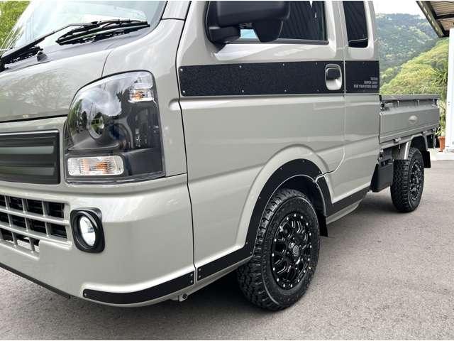 スーパーキャリイ Ｘリミテッド　３方開　４ＷＤ　Ｒ７／３月車／ライトカスタム４ＷＤ／５速／ＭＵＤバーンブラックアルミ／ＬＥＤライト＆ＬＥＤフォグ／横浜ジオランダーＫＴタイヤ／スズキセーフティサポート／キーレスエントリー／切替式４ＷＤ（10枚目）