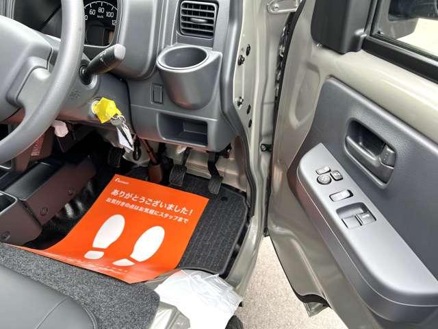 スーパーキャリイ Ｘリミテッド　３方開　４ＷＤ　Ｒ７／３月車／ライトカスタム４ＷＤ／５速／ＭＵＤバーンブラックアルミ／ＬＥＤライト＆ＬＥＤフォグ／横浜ジオランダーＫＴタイヤ／スズキセーフティサポート／キーレスエントリー／切替式４ＷＤ（18枚目）