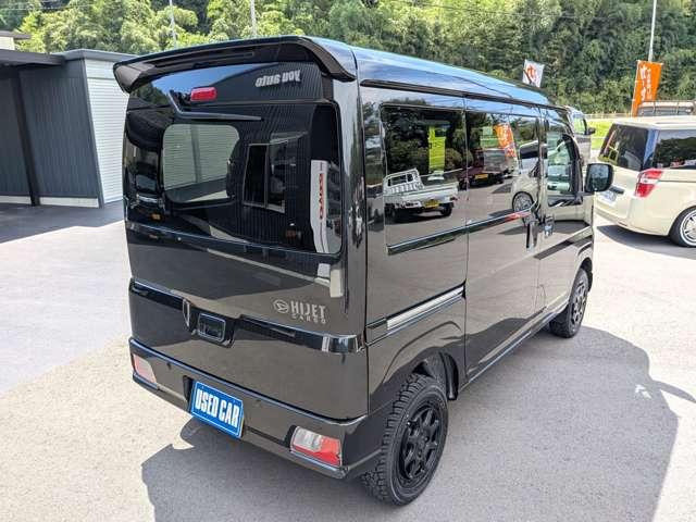 ハイゼットカーゴ クルーズターボ　４ＷＤ　ライトカスタム／ワイドナビ／リフトアップ／社外Ｗｅｄｓ１４ＭＵＤブラックアルミ／ＹＯＫＯＨＡＭＡジオランダーオールテレーンタイヤ／オプション４１万付き／オールＬＥＤ／リヤスポイラー／ジュータンマット／（4枚目）