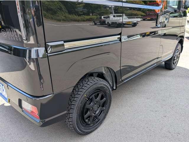 ハイゼットカーゴ クルーズターボ　４ＷＤ　ライトカスタム／ワイドナビ／リフトアップ／社外Ｗｅｄｓ１４ＭＵＤブラックアルミ／ＹＯＫＯＨＡＭＡジオランダーオールテレーンタイヤ／オプション４１万付き／オールＬＥＤ／リヤスポイラー／ジュータンマット／（13枚目）