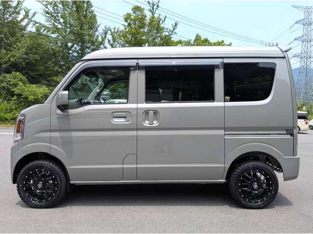 エブリイ ジョインターボ　ハイルーフ　４ＷＤ　リフトＵＰ／黒革調シート／１４ＭＵＤアルミ／ＬＥＤ／ライトカスタム／ワイドナビ／ＹＯＫＯＨＡＭＡジオランダーオールテレーンタイヤ／オプション４０万付き／オールＬＥＤ／リヤスポイラー／ジュータンマット／（5枚目）