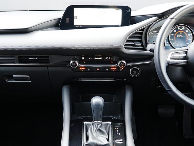 �O�ꂵ�Ė��ʂ�r�����A�{����˂��l�߂邱�ƂŃV���v���Ȕ������Ƌ@�\���𗼗����Ă��܂��B