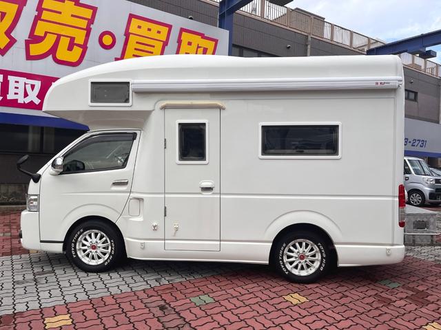 ハイエースワゴン ＧＬ　ＲＶトラスト　ＴＲ５００Ｃ－ＬＨ　定員４人乗　ワイド　シンク　サブバッテリー　インバーター　バンクベッド　ソファー　家庭用エアコン　ＴＶ　収納ＢＯＸ　　換気扇　ソーラーパネル　外部電源　社外アルミ　ＬＥＤライト（7枚目）