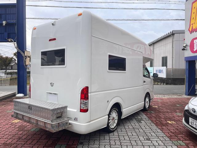 ハイエースワゴン ＧＬ　ＲＶトラスト　ＴＲ５００Ｃ－ＬＨ　定員４人乗　ワイド　シンク　サブバッテリー　インバーター　バンクベッド　ソファー　家庭用エアコン　ＴＶ　収納ＢＯＸ　　換気扇　ソーラーパネル　外部電源　社外アルミ　ＬＥＤライト（8枚目）