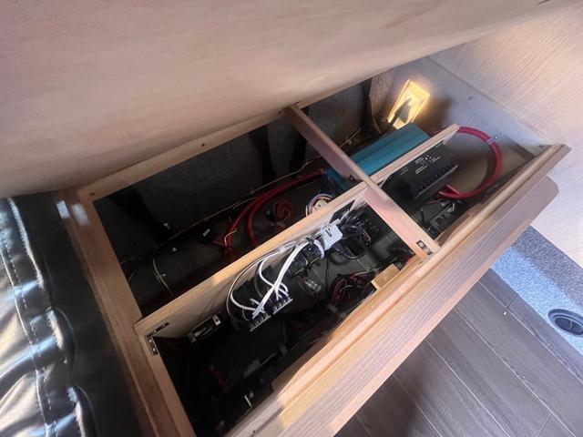 カムロード ＶＡＮＴＥＣＨ　コルドバンクス　ソーラーパネル付　家庭用エアコン　サブバッテリー×３　外部電源　冷蔵庫　電子レンジ　６人乗り　４ＷＤディーゼル　Ｗタイヤ　寒冷地仕様　換気扇　走行充電　ナビ　バックカメラ　ＦＦヒーター（49枚目）