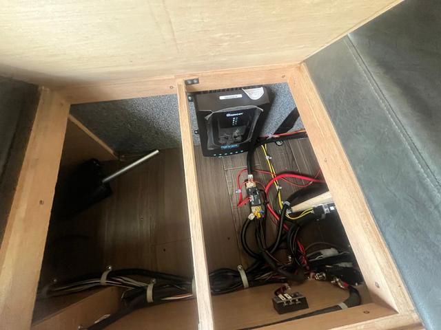 カムロード ＶＡＮＴＥＣＨ　コルドバンクス　ソーラーパネル付　家庭用エアコン　サブバッテリー×３　外部電源　冷蔵庫　電子レンジ　６人乗り　４ＷＤディーゼル　Ｗタイヤ　寒冷地仕様　換気扇　走行充電　ナビ　バックカメラ　ＦＦヒーター（52枚目）