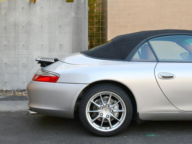 ９１１ ９１１カレラ４　カブリオレ　ミギＨテラコッタＳＰカラーインテリア４ＷＤハードトップシートヒーターシルバーブレーキキャリパー　カレラ４ホイールキャップリトロニックライトナビゲーションポルシェセンター整備記録簿ウインドディフレクター（22枚目）