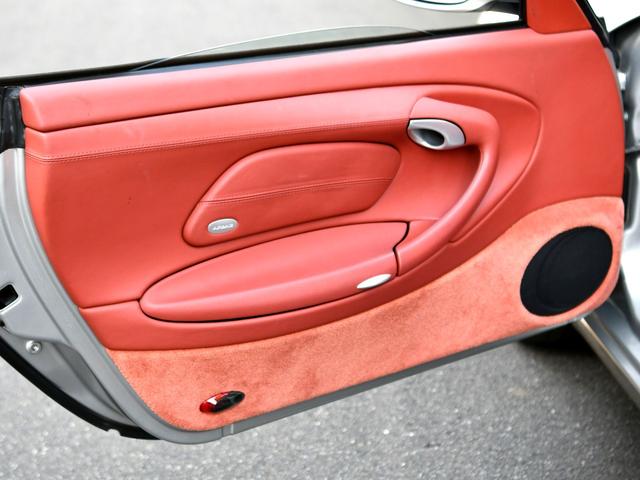 ９１１ ９１１カレラ４　カブリオレ　ミギＨテラコッタＳＰカラーインテリア４ＷＤハードトップシートヒーターシルバーブレーキキャリパー　カレラ４ホイールキャップリトロニックライトナビゲーションポルシェセンター整備記録簿ウインドディフレクター（33枚目）