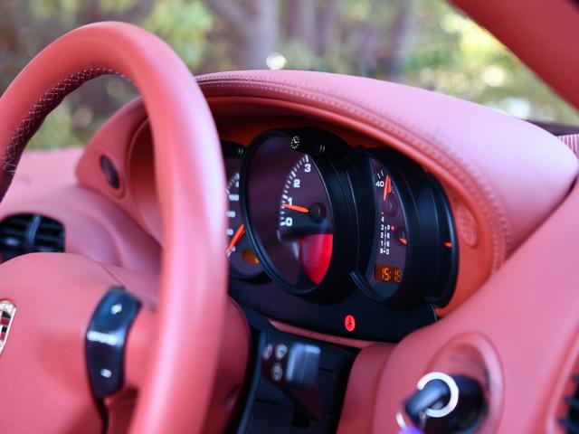 ９１１ ９１１カレラ４　カブリオレ　ミギＨテラコッタＳＰカラーインテリア４ＷＤハードトップシートヒーターシルバーブレーキキャリパー　カレラ４ホイールキャップリトロニックライトナビゲーションポルシェセンター整備記録簿ウインドディフレクター（44枚目）