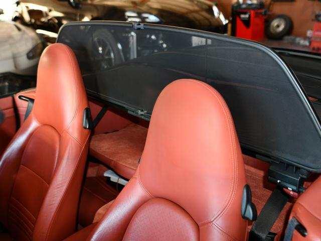 ９１１ ９１１カレラ４　カブリオレ　ミギＨテラコッタＳＰカラーインテリア４ＷＤハードトップシートヒーターシルバーブレーキキャリパー　カレラ４ホイールキャップリトロニックライトナビゲーションポルシェセンター整備記録簿ウインドディフレクター（53枚目）