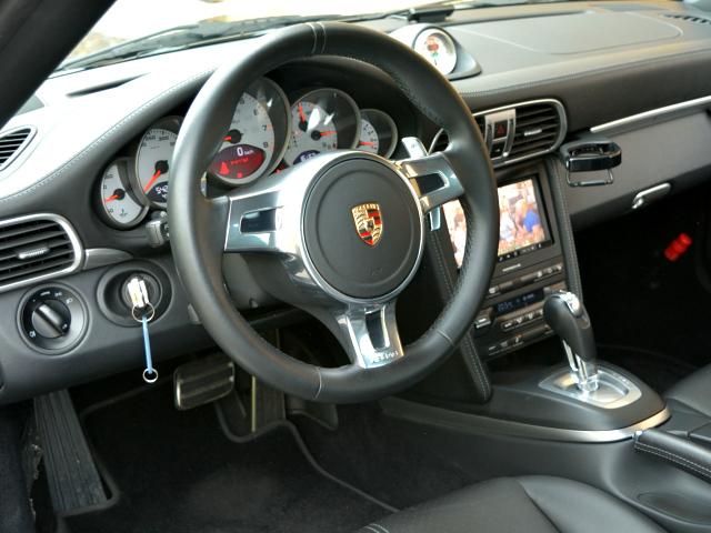 911ターボ スポーツクロノ ダイナミックC D車 スポーツステアリング 12Wayエレクトロニックコンフォート サイドスカートペイント仕上げ アルミニウムドア ナビゲーションシステム バックカメラ(16枚目)
