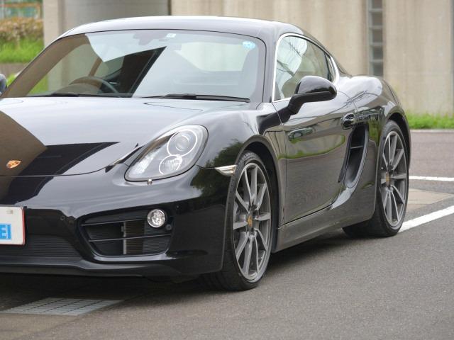 ケイマン Ｓブラックエディション　アルミニウムサイドウインドウトリムＰＤＳＬ電動格ミラーＦ＆Ｒヤパークアシストクルコン　自動防眩ルームミラースポーツデザインステア２０インチカレラクラッシックスポーツシートＰＡＳＭ３１５空気モニター２ゾ（8枚目）