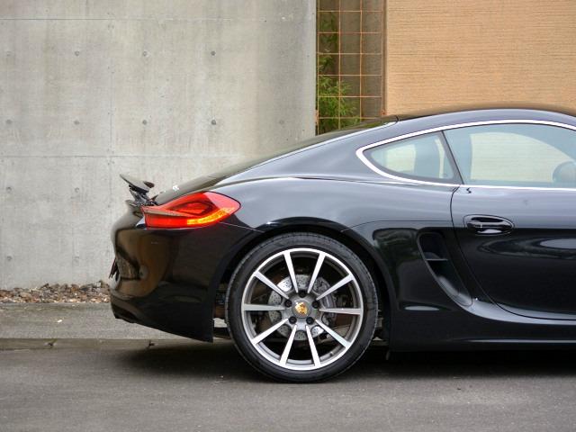 ケイマン Ｓブラックエディション　アルミニウムサイドウインドウトリムＰＤＳＬ電動格ミラーＦ＆Ｒヤパークアシストクルコン　自動防眩ルームミラースポーツデザインステア２０インチカレラクラッシックスポーツシートＰＡＳＭ３１５空気モニター２ゾ（17枚目）