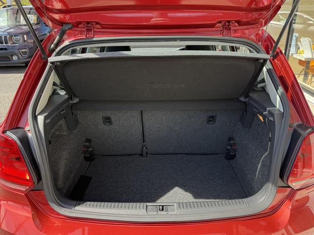 ポロ ＴＳＩコンフォートライン　１オーナー車　衝突軽減ブレーキ　ナビゲーションパッケージ　バックカメラ　ＥＴＣ　キーレスエントリー　ＤＶＤ再生　サイドエアバッグ　禁煙車　ウインカー付きドアミラー（18枚目）