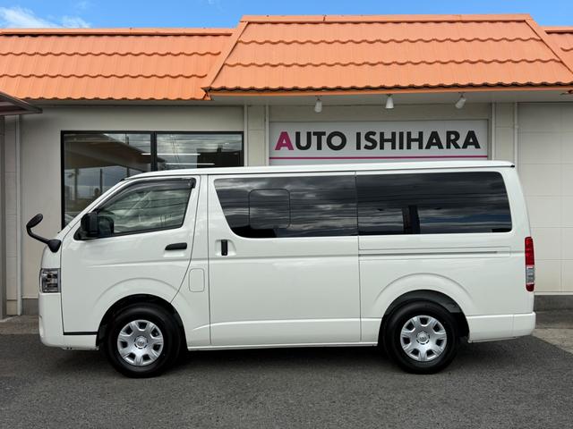 ハイエースバン ロングDX GLパッケージ 登録済未使用車 リアクーラー リアヒーター デジタルインナーミラー LEDヘッドライト パノラマビューモニター サイドバイザー フィルム施工 AC100V電源 クリアランスソナー イージークローザー(4枚目)