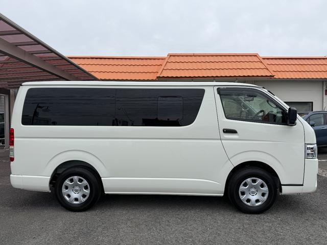 ハイエースバン ロングDX GLパッケージ 登録済未使用車 リアクーラー リアヒーター デジタルインナーミラー LEDヘッドライト パノラマビューモニター サイドバイザー フィルム施工 AC100V電源 クリアランスソナー イージークローザー(5枚目)