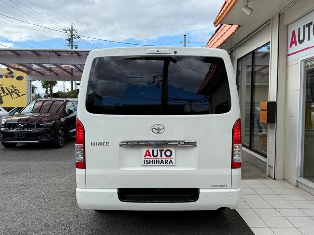 ハイエースバン ロングDX GLパッケージ 登録済未使用車 リアクーラー リアヒーター デジタルインナーミラー LEDヘッドライト パノラマビューモニター サイドバイザー フィルム施工 AC100V電源 クリアランスソナー イージークローザー(6枚目)