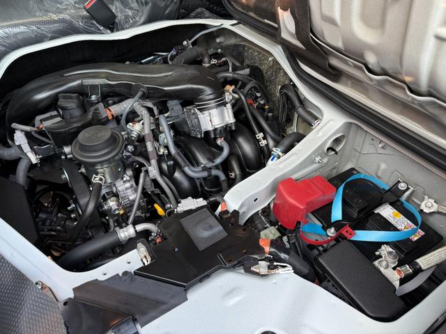 ハイエースバン ロングDX GLパッケージ 登録済未使用車 リアクーラー リアヒーター デジタルインナーミラー LEDヘッドライト パノラマビューモニター サイドバイザー フィルム施工 AC100V電源 クリアランスソナー イージークローザー(9枚目)