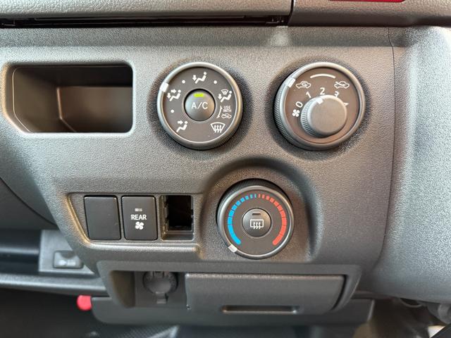 ハイエースバン ロングDX GLパッケージ 登録済未使用車 リアクーラー リアヒーター デジタルインナーミラー LEDヘッドライト パノラマビューモニター サイドバイザー フィルム施工 AC100V電源 クリアランスソナー イージークローザー(11枚目)