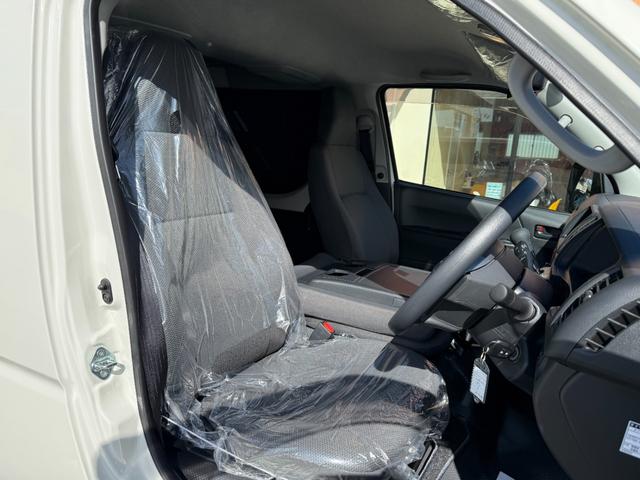 ハイエースバン ロングDX GLパッケージ 登録済未使用車 リアクーラー リアヒーター デジタルインナーミラー LEDヘッドライト パノラマビューモニター サイドバイザー フィルム施工 AC100V電源 クリアランスソナー イージークローザー(16枚目)