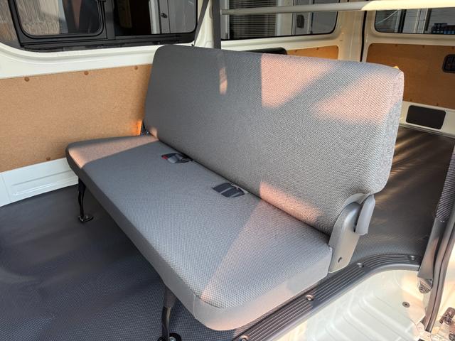 ハイエースバン ロングDX GLパッケージ 登録済未使用車 リアクーラー リアヒーター デジタルインナーミラー LEDヘッドライト パノラマビューモニター サイドバイザー フィルム施工 AC100V電源 クリアランスソナー イージークローザー(17枚目)