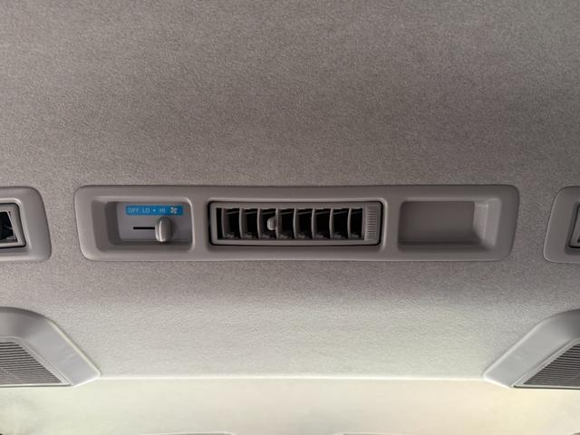 ハイエースバン ロングDX GLパッケージ 登録済未使用車 リアクーラー リアヒーター デジタルインナーミラー LEDヘッドライト パノラマビューモニター サイドバイザー フィルム施工 AC100V電源 クリアランスソナー イージークローザー(18枚目)