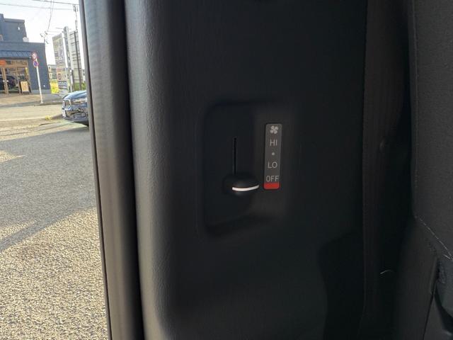 ハイエースバン ロングDX GLパッケージ 登録済未使用車 リアクーラー リアヒーター デジタルインナーミラー LEDヘッドライト パノラマビューモニター サイドバイザー フィルム施工 AC100V電源 クリアランスソナー イージークローザー(19枚目)