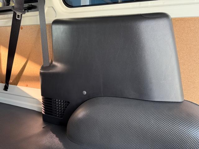 ハイエースバン ロングDX GLパッケージ 登録済未使用車 リアクーラー リアヒーター デジタルインナーミラー LEDヘッドライト パノラマビューモニター サイドバイザー フィルム施工 AC100V電源 クリアランスソナー イージークローザー(20枚目)