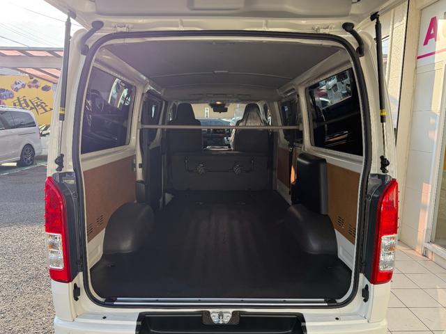 ハイエースバン ロングDX GLパッケージ 登録済未使用車 リアクーラー リアヒーター デジタルインナーミラー LEDヘッドライト パノラマビューモニター サイドバイザー フィルム施工 AC100V電源 クリアランスソナー イージークローザー(21枚目)