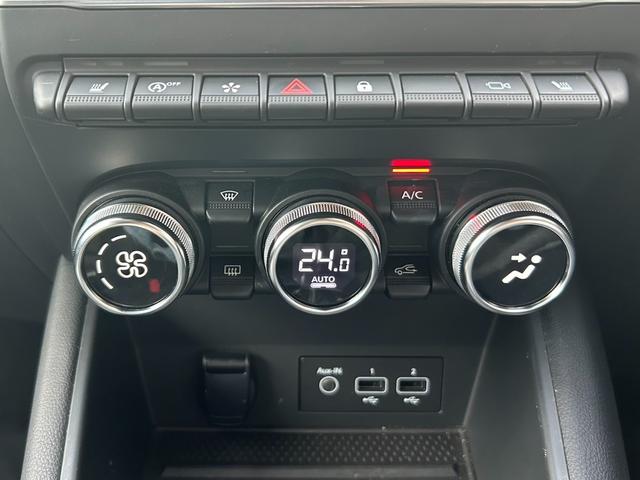 キャプチャー インテンス　テックパック　６ヵ月保証　禁煙車　３６０度カメラ　衝突軽減ブレーキ　アダプティブクルーズコントロール　レーンセンタリングアシスト　ステアリングヒーター　レザーシート　シートヒーター　ハイビームアシストＬＥＤヘッド（10枚目）