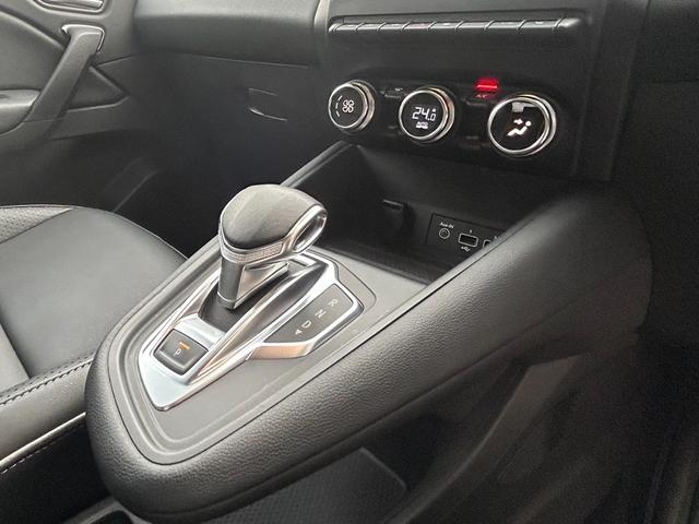 キャプチャー インテンス　テックパック　６ヵ月保証　禁煙車　３６０度カメラ　衝突軽減ブレーキ　アダプティブクルーズコントロール　レーンセンタリングアシスト　ステアリングヒーター　レザーシート　シートヒーター　ハイビームアシストＬＥＤヘッド（17枚目）