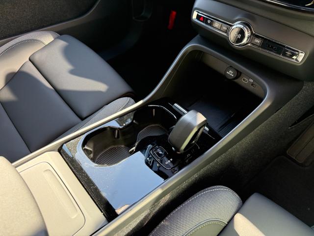 Ｃ４０リチャージ 　グーグルシステムナビ　カープレイ対応　全方位カメラ　パノラマルーフ　アダプティプクルーズ　ＬＥＤヘッド　シートヒーター　ステアヒーター　ＥＴＣ（18枚目）