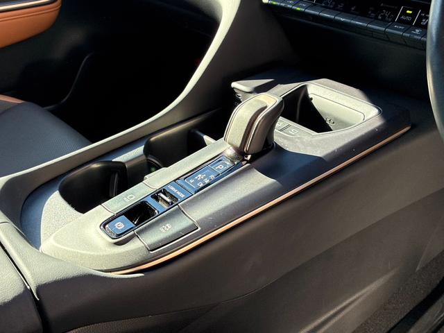 クラウンクロスオーバー ＲＳアドバンスド　新車保証継承　純正ナビ　３６０度カメラ　オートハイビームＬＥＤヘッドライト　アダプティブクルーズコントロール　ＢＳＭ　ヒーター付きレザーシート　ヘッドアップディスプレイ　ＥＴＣ２．０　ベンチレーション（14枚目）