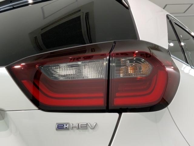 e:HEVホーム20週年特装車/試乗禁煙/プラチナホワイトP 禁煙 新車保証継承 Navi BTaudio ipod/USB接続 CD/フルセグTV リアカメラ ETC LEDライト ステリモ クル-ズCR シ-トH 衝突軽減 サイドSRS 緊急レスキュ-装置(45枚目)