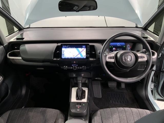 フィット e:HEVホーム HSENSING新車保証試乗車ワンオ-ナ- 前後誤発進抑制機能 助手席エアバッグ 運転席エアバッグ 1オナ 禁煙 LEDライト USB接続 バックカメラ ABS サイドエアバッグ フルセグTV 記録簿(9枚目)