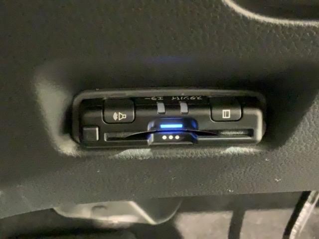 フィット e:HEVホーム HSENSING新車保証試乗車ワンオ-ナ- 前後誤発進抑制機能 助手席エアバッグ 運転席エアバッグ 1オナ 禁煙 LEDライト USB接続 バックカメラ ABS サイドエアバッグ フルセグTV 記録簿(13枚目)