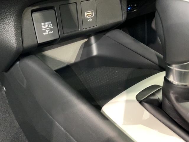 フィット e:HEVホーム HSENSING新車保証試乗車ワンオ-ナ- 前後誤発進抑制機能 助手席エアバッグ 運転席エアバッグ 1オナ 禁煙 LEDライト USB接続 バックカメラ ABS サイドエアバッグ フルセグTV 記録簿(27枚目)